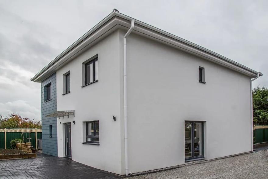 Large Eco House 4 mins to beach