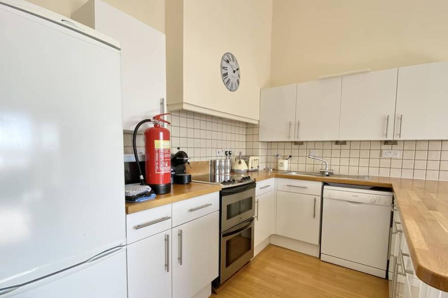9 Slipway - Estuary views with parking, a 2 minute walk to Rock beach.