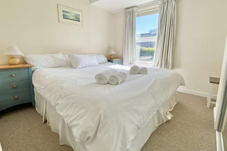 9 Slipway - Estuary views with parking, a 2 minute walk to Rock beach.