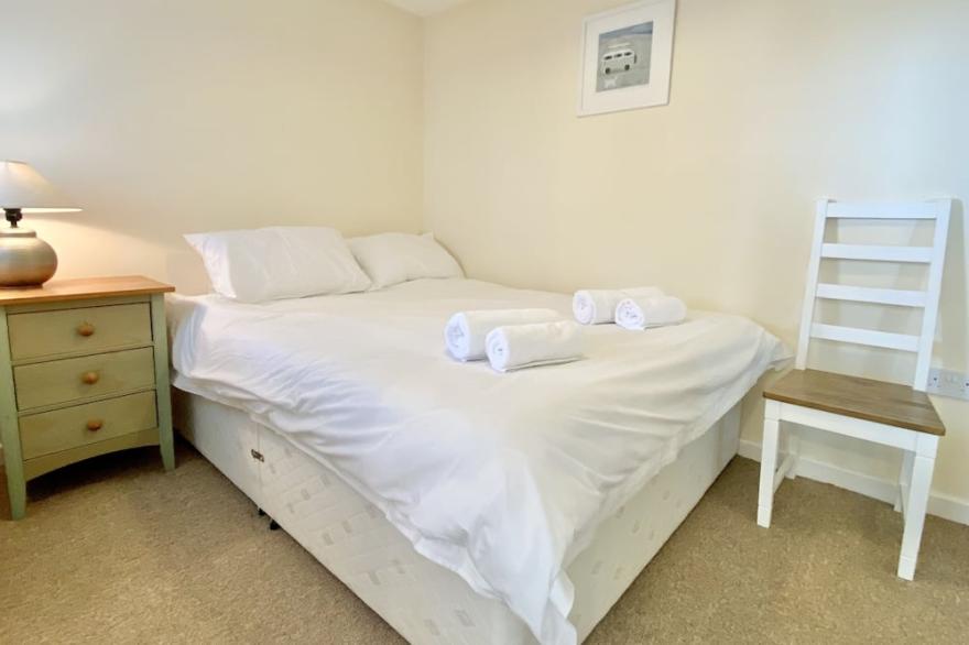 9 Slipway - Estuary views with parking, a 2 minute walk to Rock beach.
