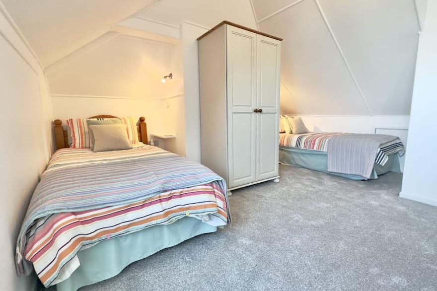 Ogilvie - House in Polzeath with sea views. 3 minute walk to coastal path
