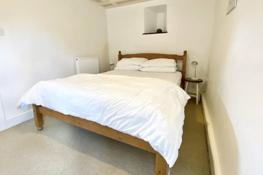 Upper Trenain Barn -  small barn conversion on private farm complex 10 minute walk to Daymer Bay bea