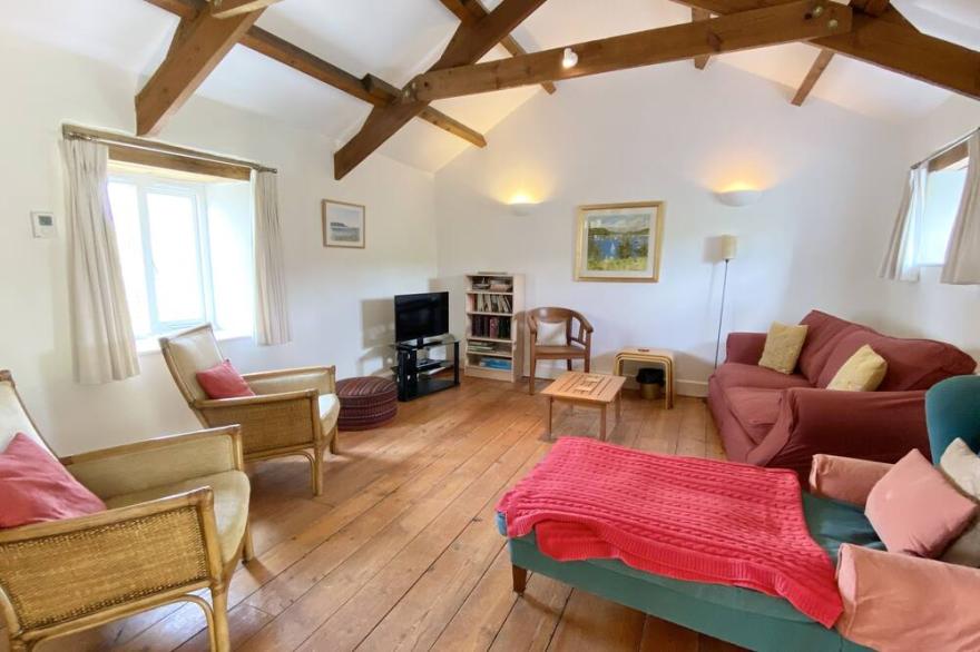 Upper Trenain Barn -  small barn conversion on private farm complex 10 minute walk to Daymer Bay bea