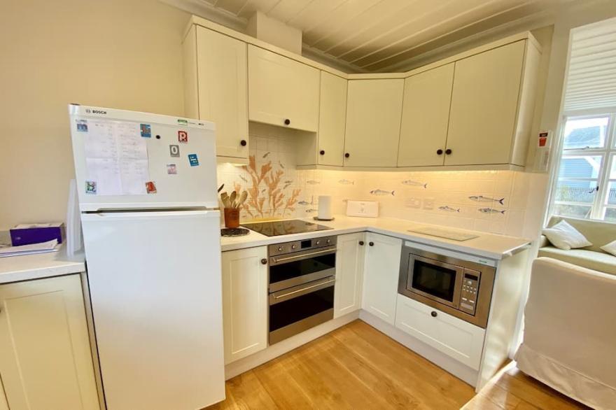 Angus -  Located in Daymer Bay with parking, 1 minute walk to beach!