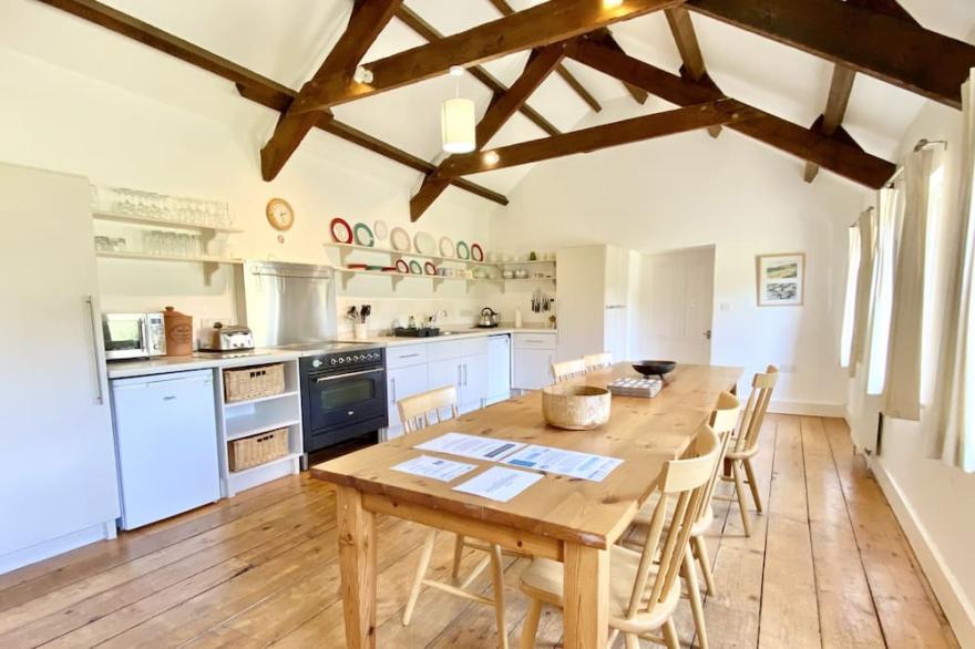 Lower Trenain Barn - small barn conversion 10 minute walk to Daymer Bay beach