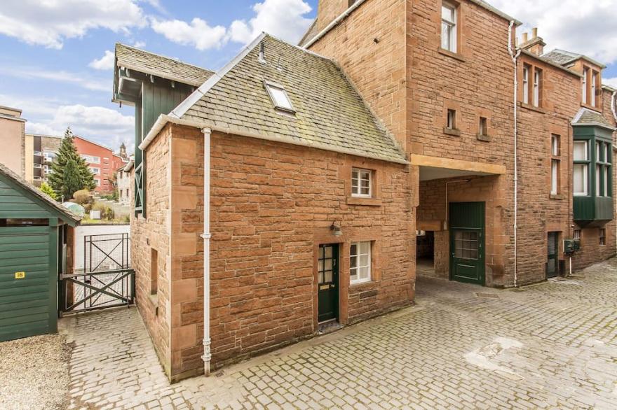 Newly Reno'd 2 Bed with Free Private Parking