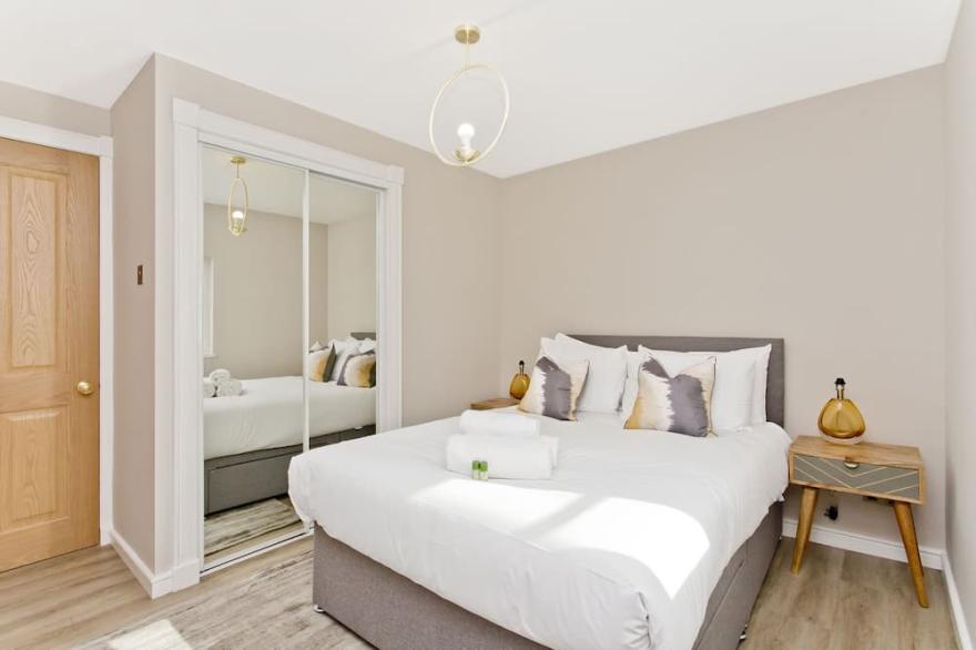 Newly Reno'd 2 Bed with Free Private Parking