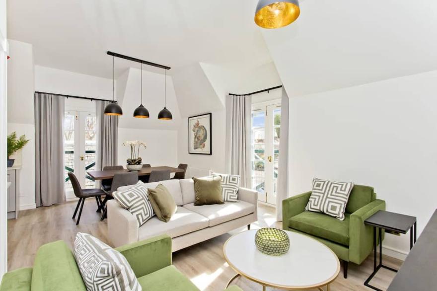 Newly Reno'd 2 Bed with Free Private Parking