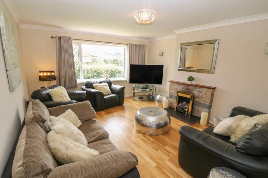 ABERCEIRO BUNGALOW, pet friendly, with hot tub in Bow Street, Wales