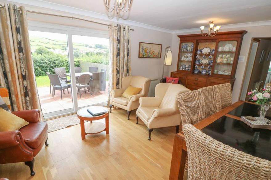 ABERCEIRO BUNGALOW, pet friendly, with hot tub in Bow Street, Wales