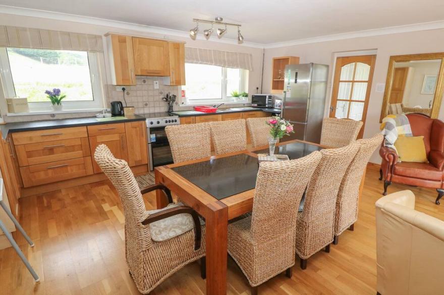 ABERCEIRO BUNGALOW, pet friendly, with hot tub in Bow Street, Wales