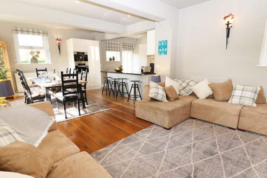 CASTLE HILL, character holiday cottage, with a garden in Bakewell