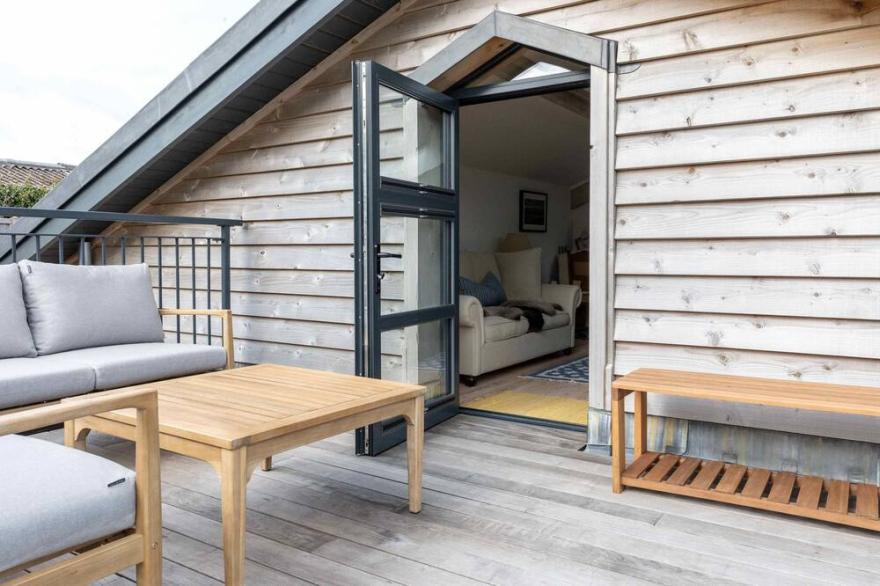 Eco-conversion with hot tub & stunning views!