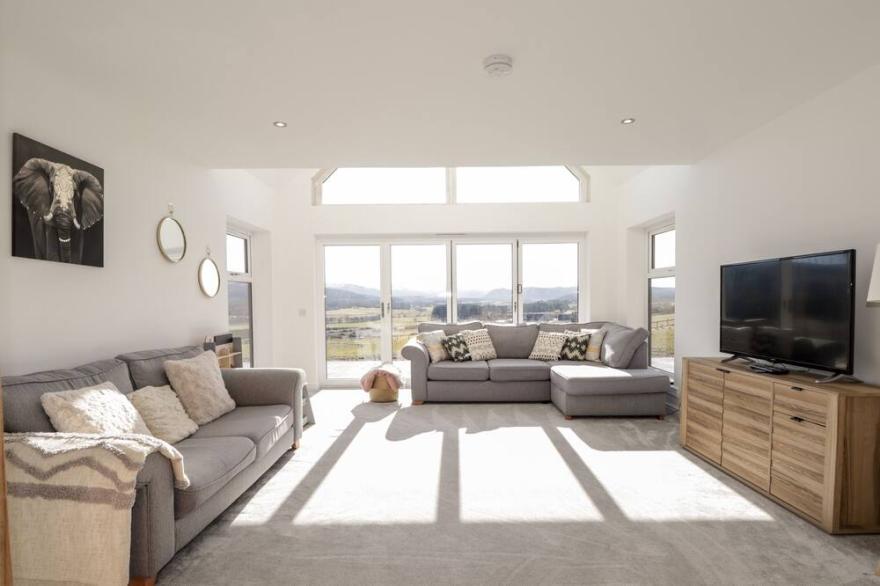 TROYA, family friendly, with a garden in Inverness
