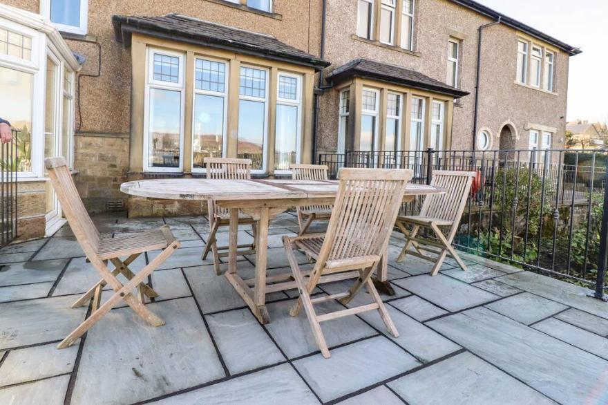 FARNHILL VIEW, pet friendly, character holiday cottage in Cross Hills