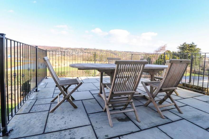 FARNHILL VIEW, pet friendly, character holiday cottage in Cross Hills