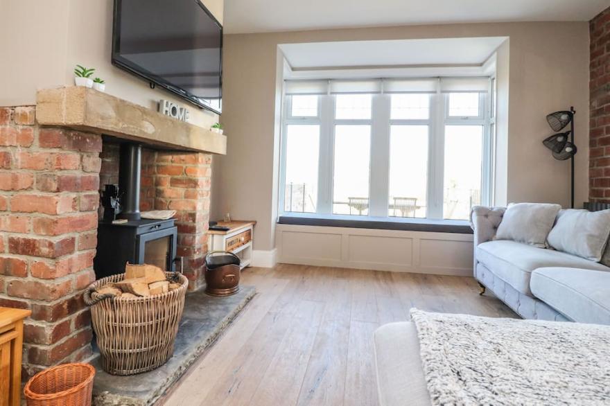 FARNHILL VIEW, pet friendly, character holiday cottage in Cross Hills