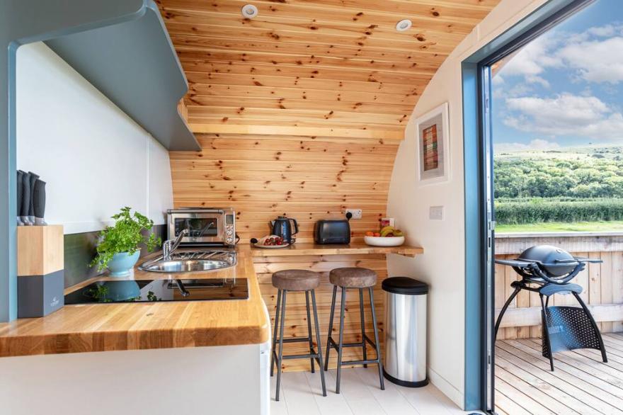 HIGH LONGLANDS, romantic, with hot tub in Cartmel