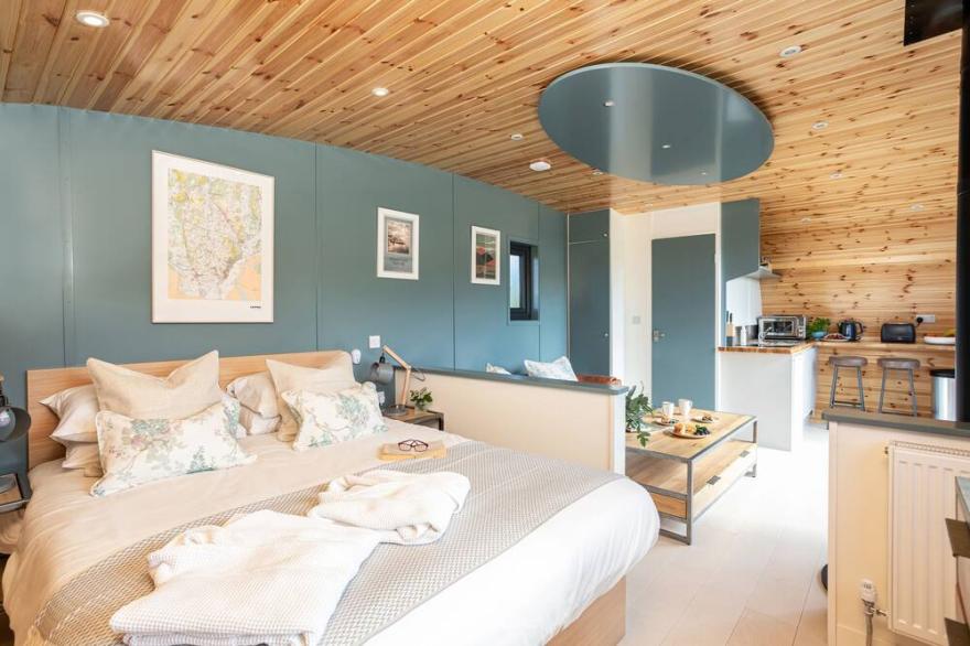 HIGH LONGLANDS, romantic, with hot tub in Cartmel