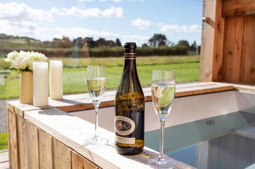 HIGH LONGLANDS, romantic, with hot tub in Cartmel