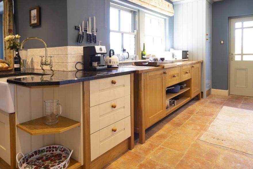 Red Lion House -  a family break that sleeps 11 guests  in 6 bedrooms
