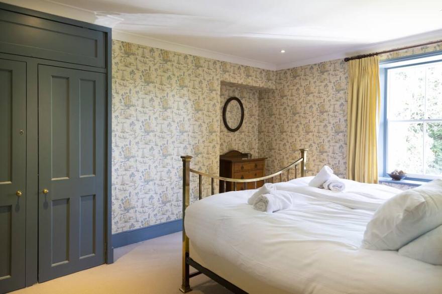 Red Lion House -  a family break that sleeps 11 guests  in 6 bedrooms