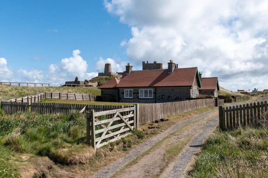 Norcot Cottage - Three Bedroom House, Sleeps 9