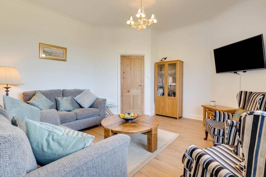 Norcot Cottage - Three Bedroom House, Sleeps 9