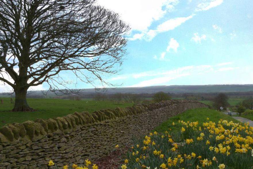 THE BARN, pet friendly, character holiday cottage in Hutton Buscel