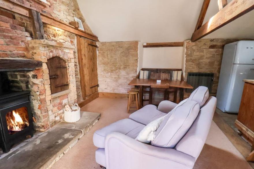 THE BARN, pet friendly, character holiday cottage in Hutton Buscel