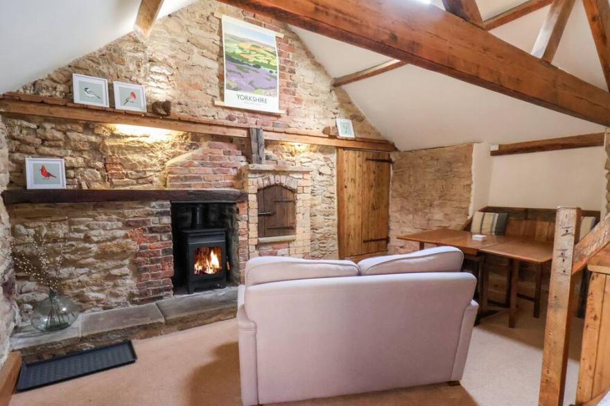 THE BARN, pet friendly, character holiday cottage in Hutton Buscel