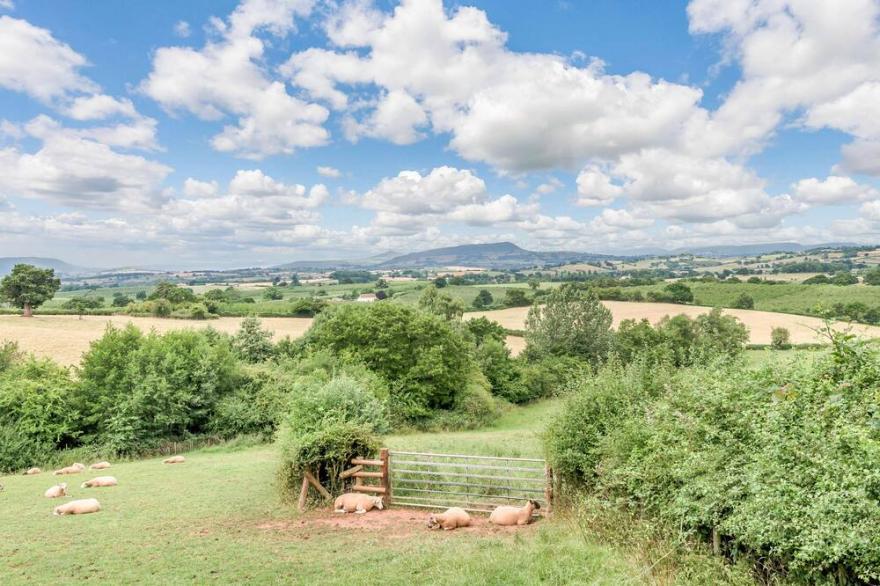 THE GRANARY, pet friendly, with a garden in Monmouth