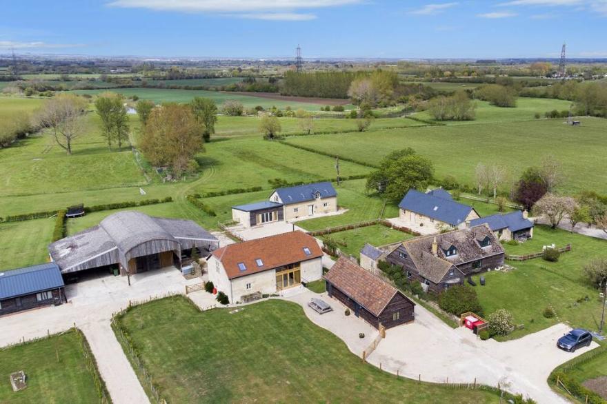 Stylish, dog friendly holiday home with a hot tub in the heart of the Cotswolds - The Stables