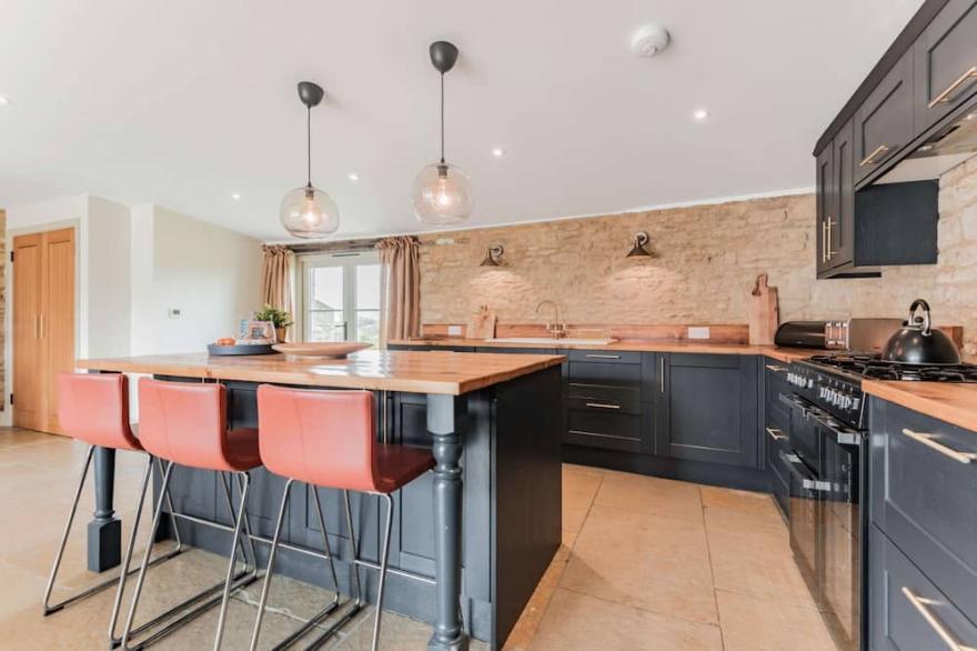 Stylish, dog friendly holiday home with a hot tub in the heart of the Cotswolds - The Stables