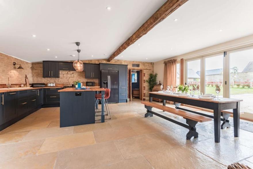 Stylish, dog friendly holiday home with a hot tub in the heart of the Cotswolds - The Stables