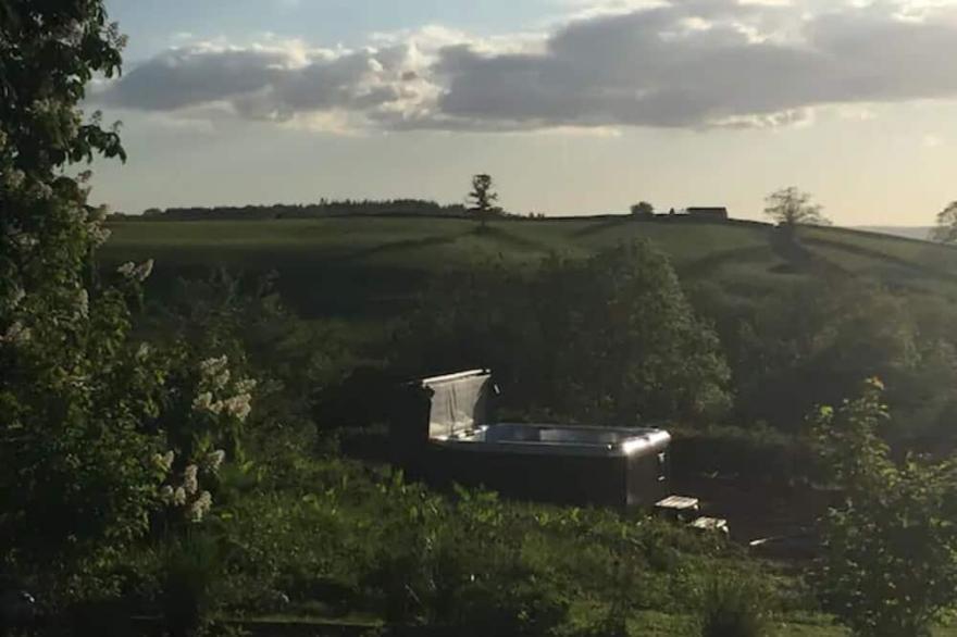 Stunning Welsh Farmhouse, Panoramic Views, Pizza Oven + Hot Tub