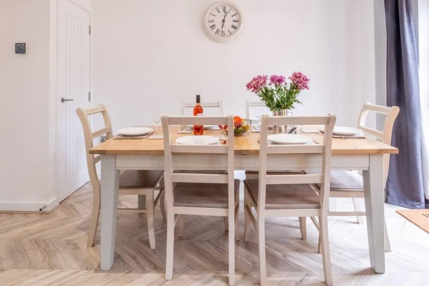 5 Oakes Court - sleeps 6 guests  in 3 bedrooms