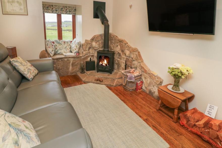 RUSHTON BARN, pet friendly, with open fire in Settle