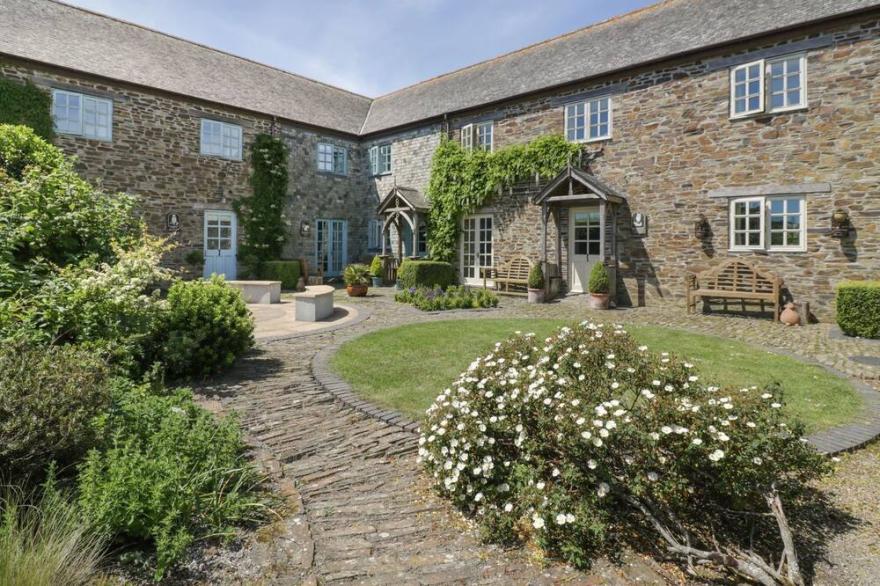 DOVECOTE, pet friendly, character holiday cottage in Gorran Haven