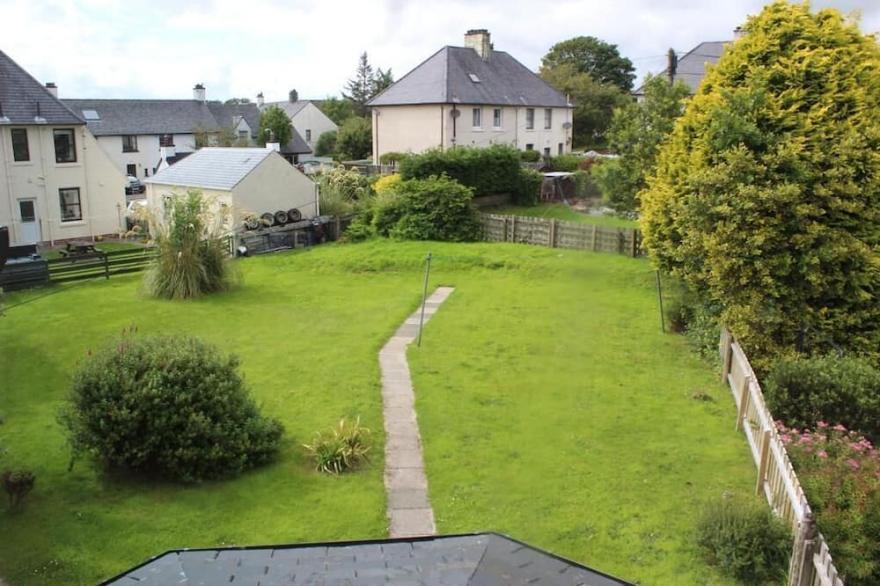Sleeps 6: Large 4 Bedroom, 4 Bathroom House in Central Portree