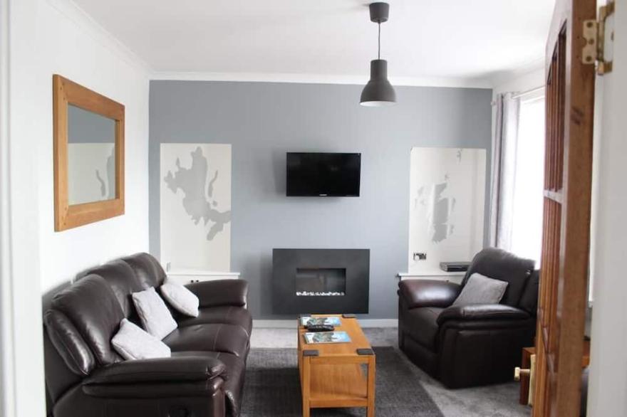 Sleeps 6: Large 4 Bedroom, 4 Bathroom House in Central Portree