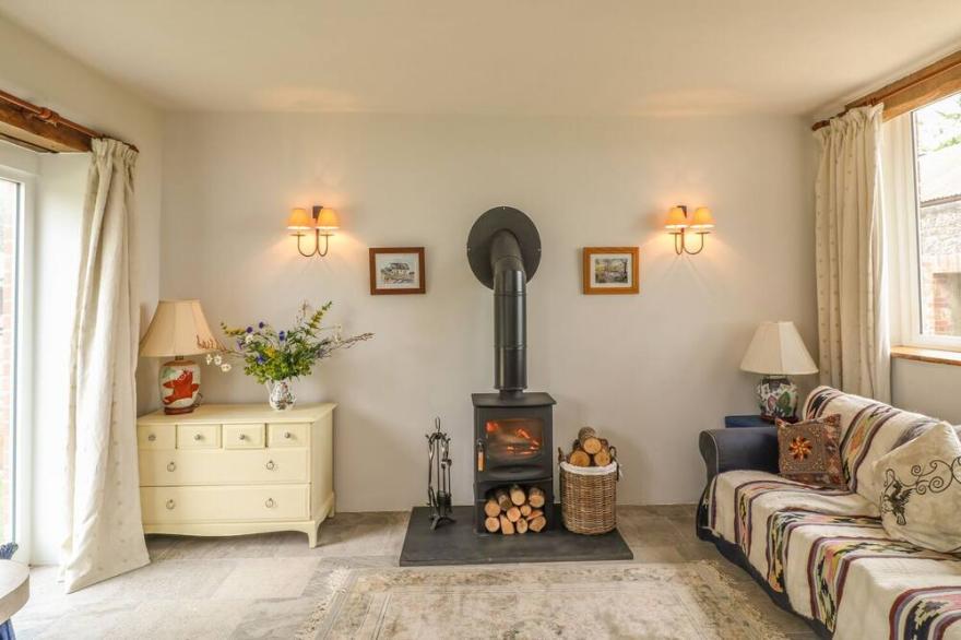 THE OLD LAUNDRY, pet friendly, with open fire in North Tawton