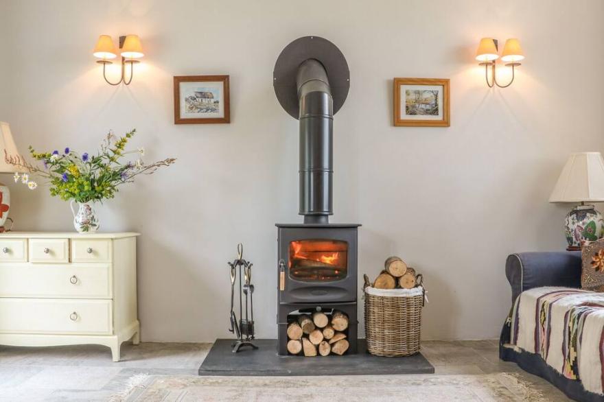 THE OLD LAUNDRY, pet friendly, with open fire in North Tawton