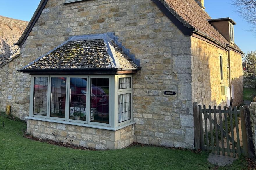 Quiet Cowfair Cottage In Central Location With Lovely Garden