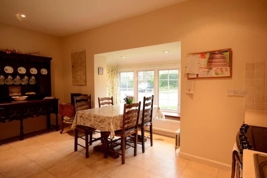 Quiet Cowfair Cottage In Central Location With Lovely Garden