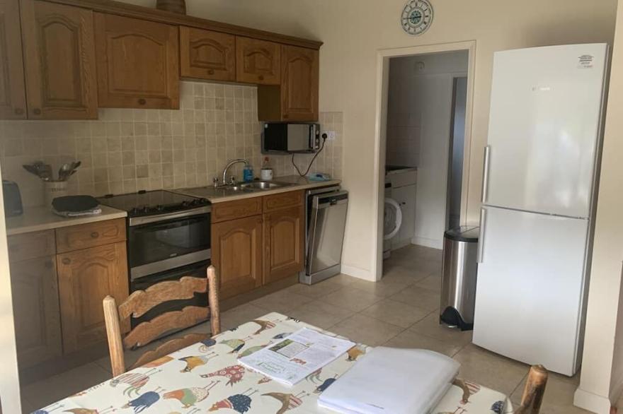 Quiet Cowfair Cottage In Central Location With Lovely Garden