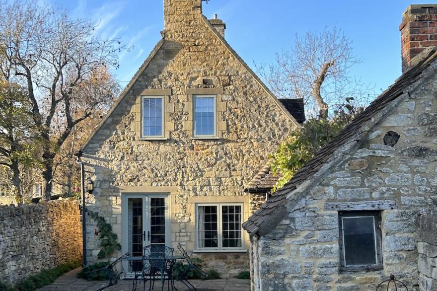Quiet Cowfair Cottage In Central Location With Lovely Garden