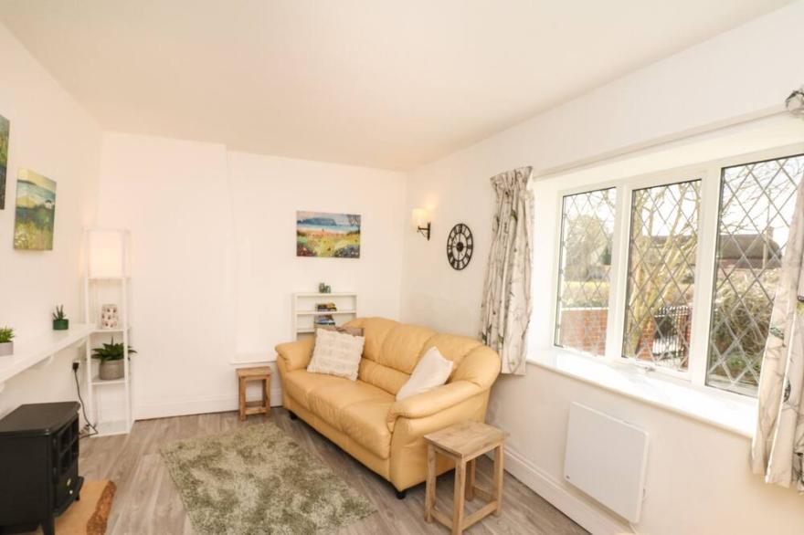 BRAMLEY COTTAGE, pet friendly, character holiday cottage in Whimple