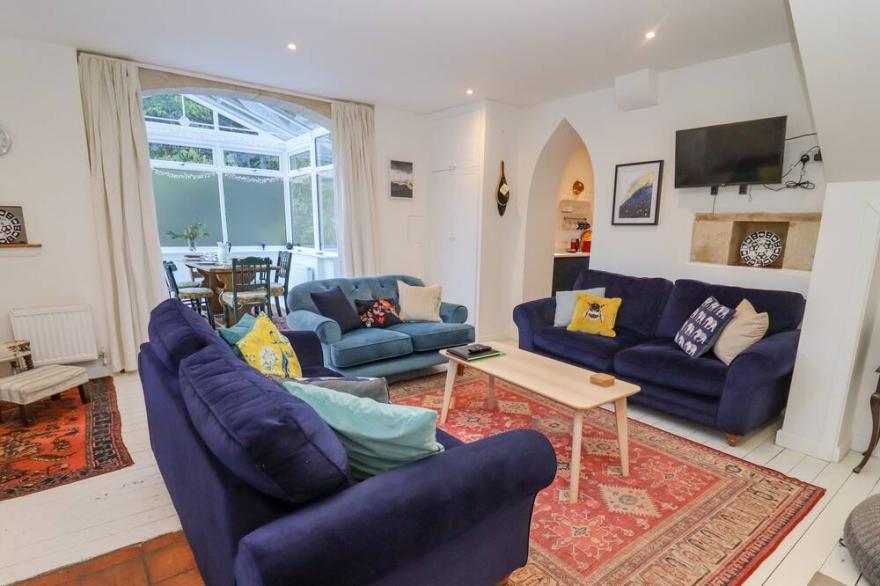 THE COACH HOUSE, pet friendly, with open fire in Brockworth