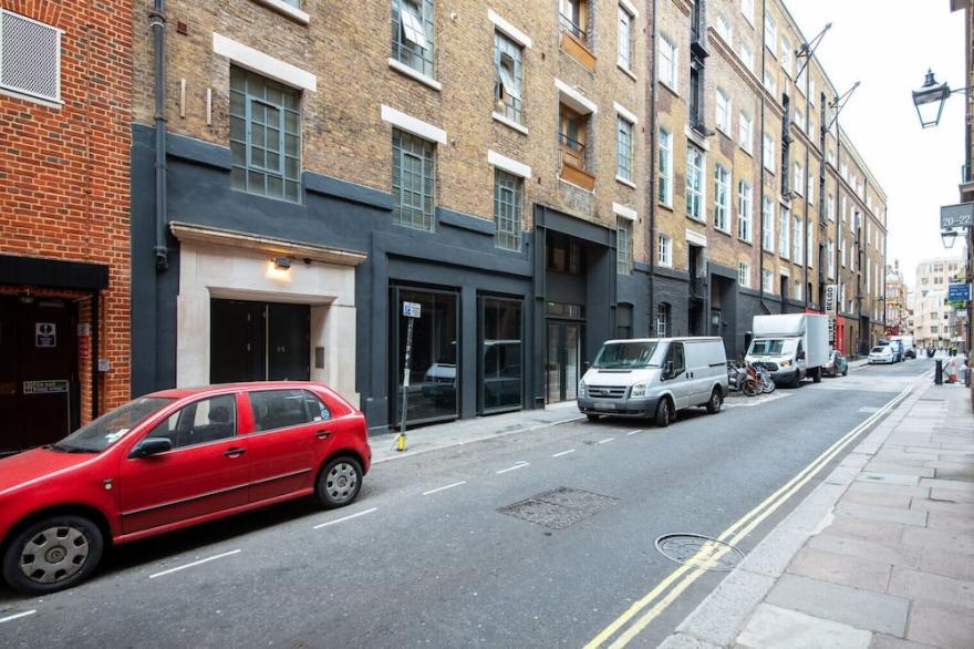 Warehouse Covent Garden 2BR, nr. the CG Market by Blueground